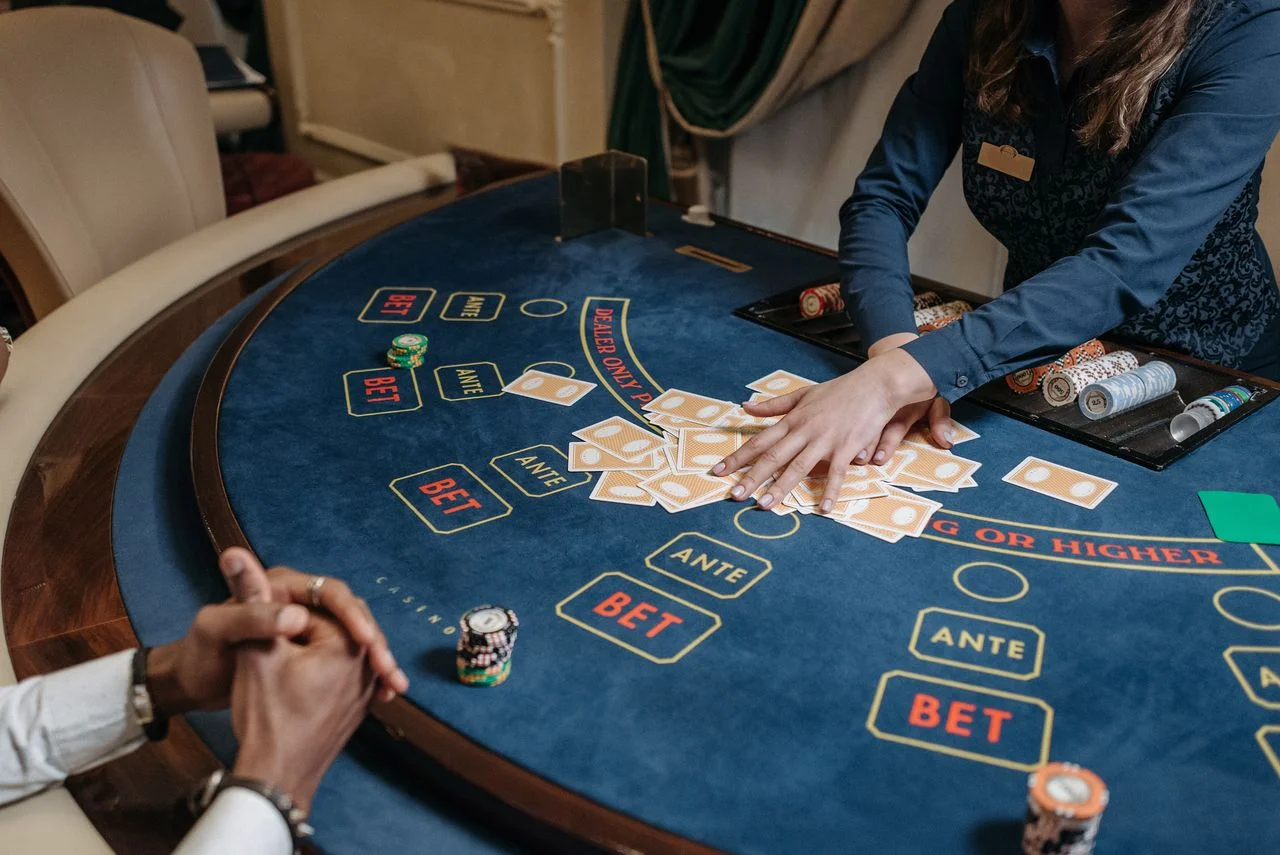 x888 — Live Casino khác Slot ở điểm nào và trò nào phù hợp với bạn?